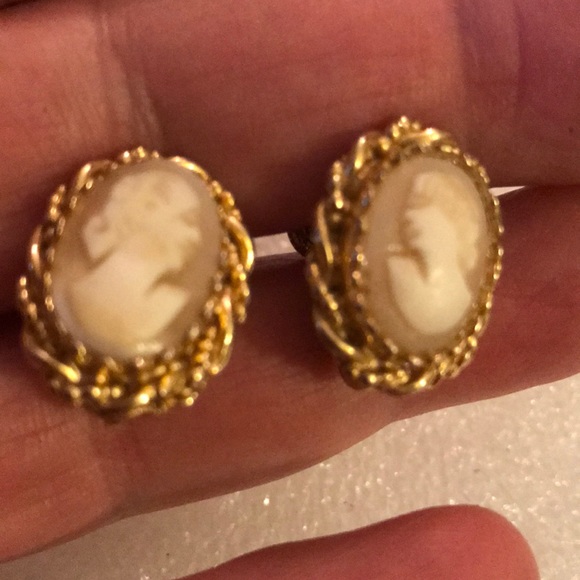 Vintage engraved shell cameo earring - Picture 3 of 3
